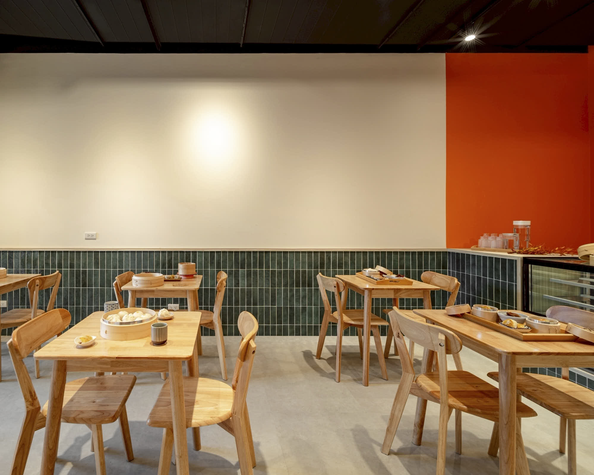 LINE_ALBUM_餐廳情境照_251006_13