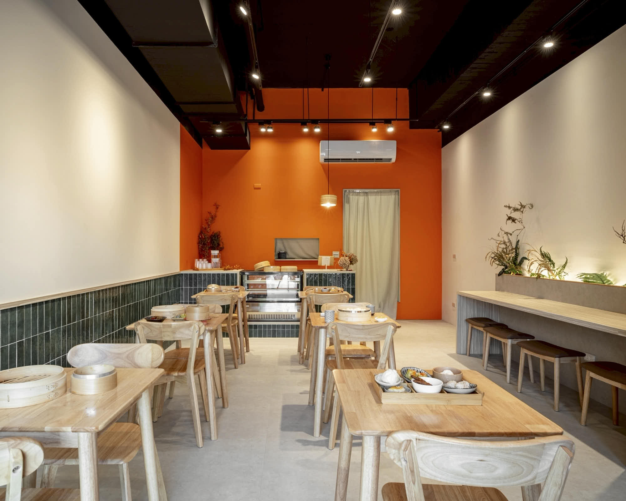 LINE_ALBUM_餐廳情境照_251006_14