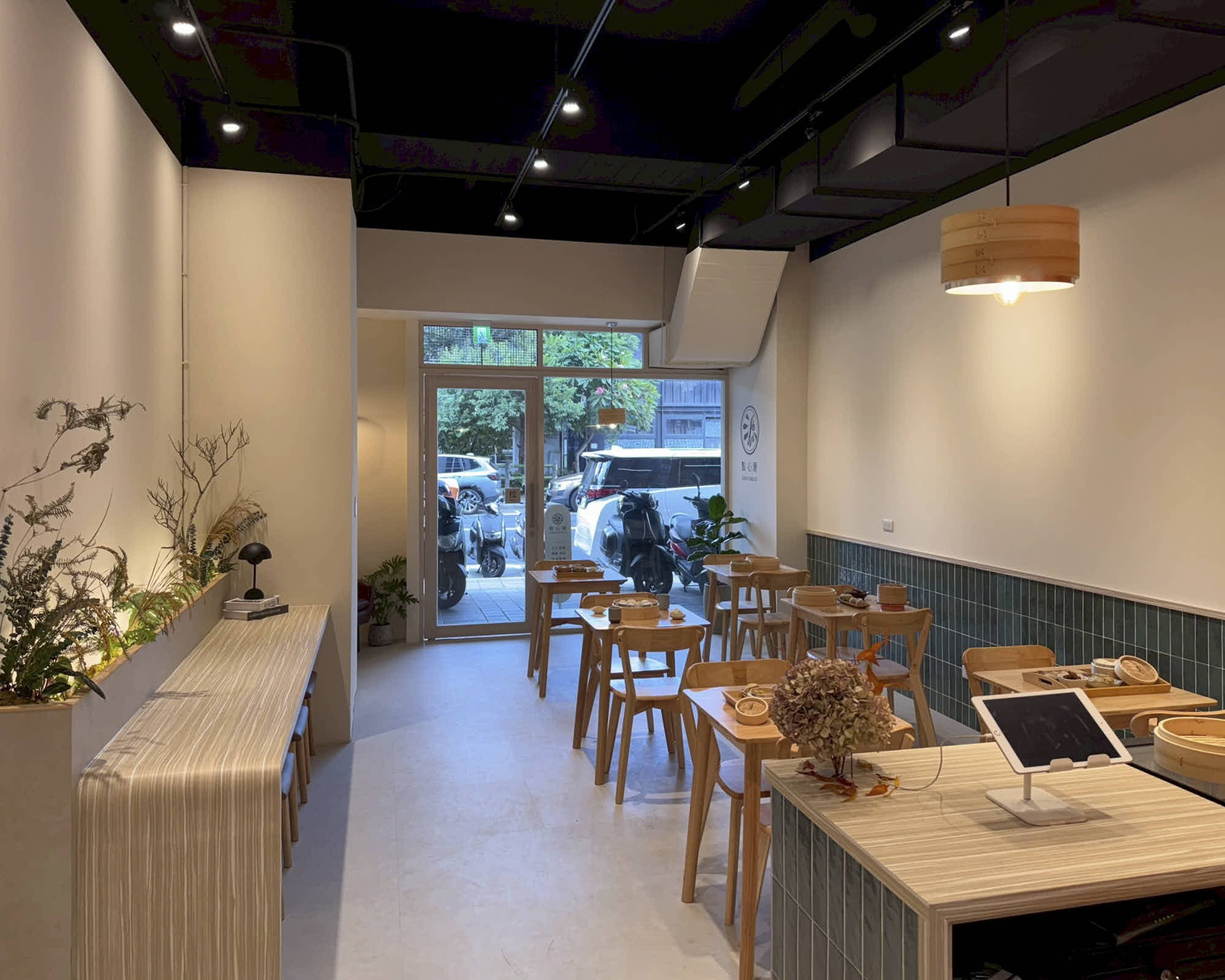 LINE_ALBUM_餐廳情境照_251006_3