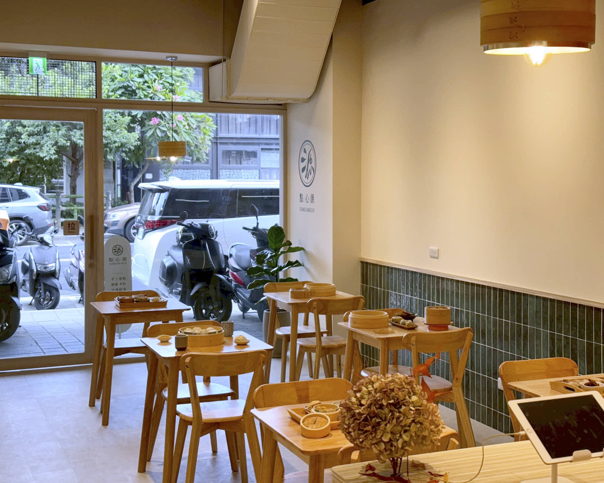 LINE_ALBUM_餐廳情境照_251006_4