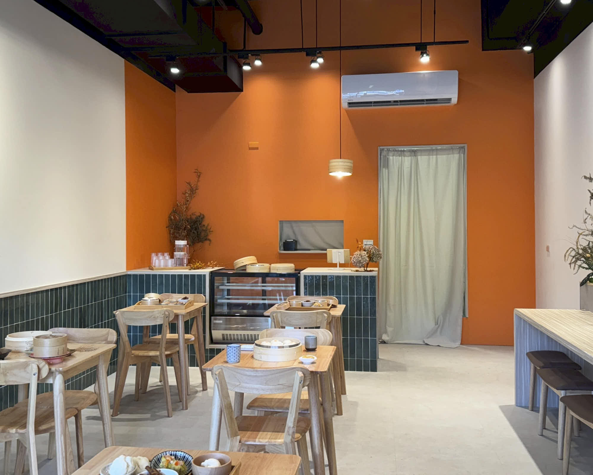 LINE_ALBUM_餐廳情境照_251006_6